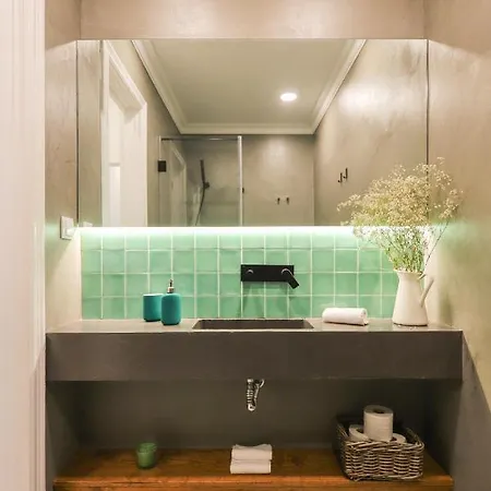 Bright 2, Fully Renovated In Center *
