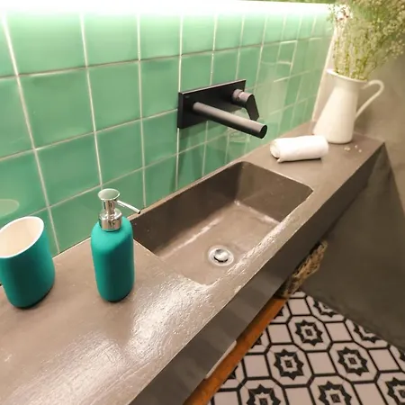 Bright 2, Fully Renovated In Center Apartment *