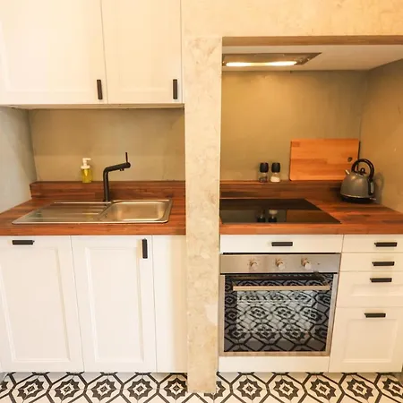 Bright 2, Fully Renovated In Center *