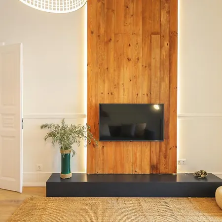 Bright 2, Fully Renovated In Center