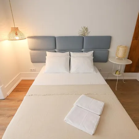 Bright 2, Fully Renovated In Center Apartment *