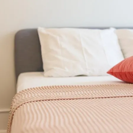 Bright 2, Fully Renovated In Center *