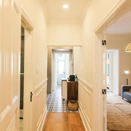 Bright 2, Fully Renovated In Center דירה