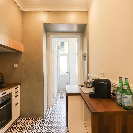 Bright 2, Fully Renovated In Center דירה ליסבון